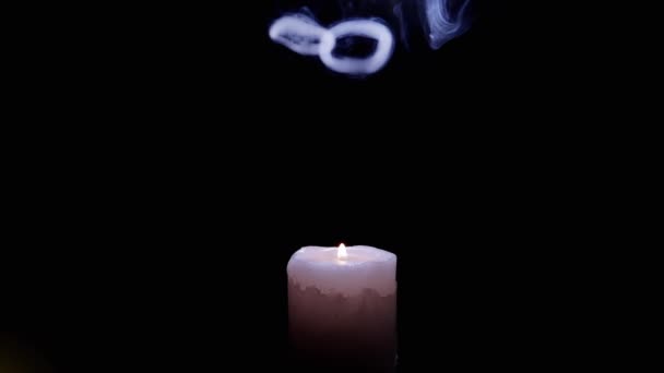 White Wax Candle Burning Ett Moln Rökringar Svart Bakgrund Rök — Stockvideo