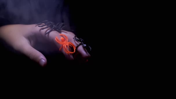 배경에 연기의 구름에 거미의 반지와 아이의 손전등 고립됐어 안개의 어두운 — 비디오