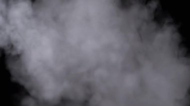 Siyah Arkaplanda Bulanık Hareket 'teki Beyaz Buz Bulutu' nun Patlaması. Bulanık arka planda sigara, buhar ve gaz bulutlarından oluşan yumuşak beyaz kıvrımlar çözünür. Doku. Boşluk.