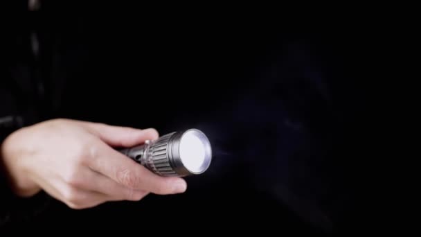 Promień Światła Latarni Oświetla Dym Ciemnym Pokoju Ręka Trzyma Latarkę — Wideo stockowe