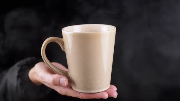 Close Kopje Hete Koffie Met Rook Hand Palm Zwarte Achtergrond — Stockvideo