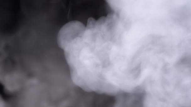 Толстые Ледяные Облака Дыма Стейка Заполняют Пространство Нечетком Движении Вихрь — стоковое видео
