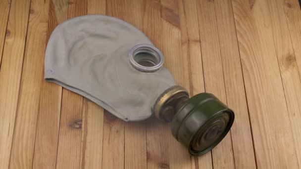 Μια Παλιά Μάσκα Αερίου Καουτσούκ Βρίσκεται Ένα Ξύλινο Φόντο Ένα — Αρχείο Βίντεο