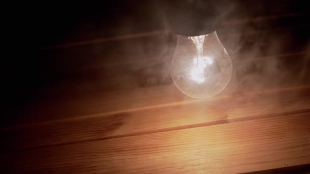 Jedna Zářící Žárovka Hustém Kouři Dřevěném Pozadí Dusty Rozsvítil Starou — Stock video