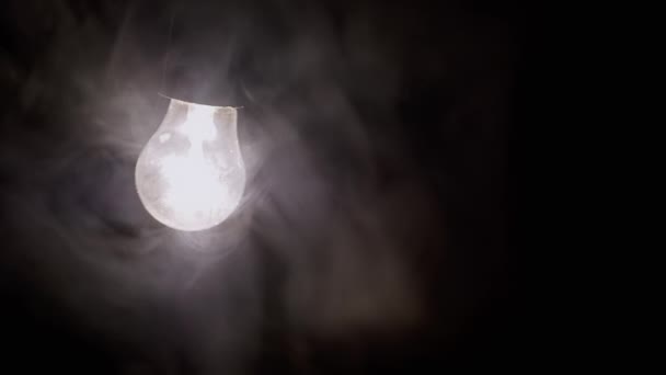 Jedna Wisząca Świecąca Żarówka Gęstym Dymie Czarnym Tle Swinging Dusty — Wideo stockowe