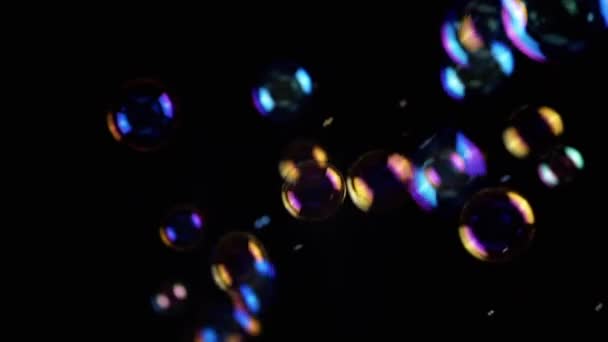 Kleurrijke Zeepbellen Vliegen Lege Ruimte Geïsoleerde Zwarte Achtergrond Kleurrijke Lichten — Stockvideo