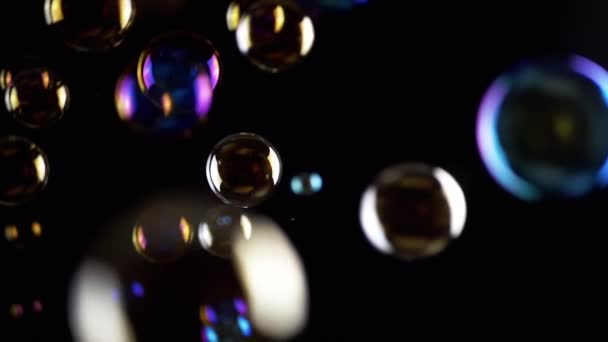 Kleurrijke Zeepbellen Vliegen Lege Ruimte Geïsoleerde Zwarte Achtergrond Kleurrijke Lichten — Stockvideo