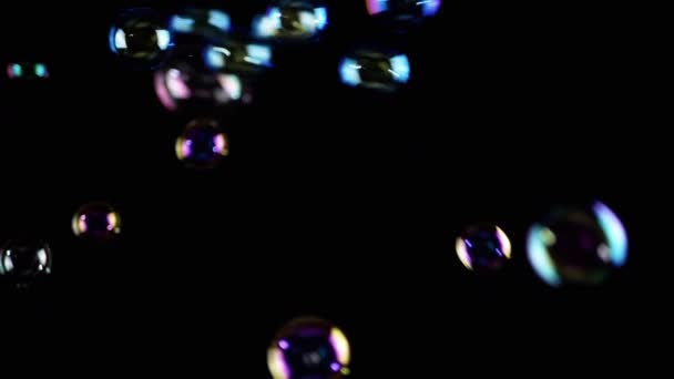 다채로운 검은색 배경에 공간에서 다채로운 무지개 무작위로 플로트 버스트 움직임 — 비디오