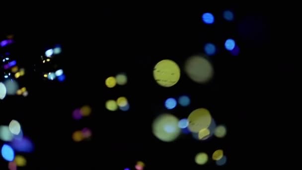 Bunte Seifenblasen Oder Glühbirnen Fliegen Leeren Raum Schwarzen Hintergrund Weihnachtsbeleuchtung — Stockvideo
