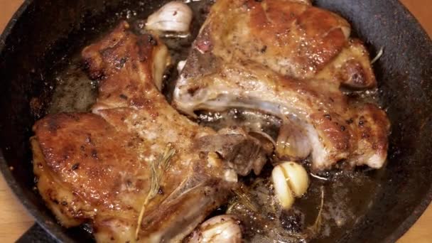 Bem Perto Juicy Two Pieces Pork Steak Bone Friying Pan — Vídeo de Stock