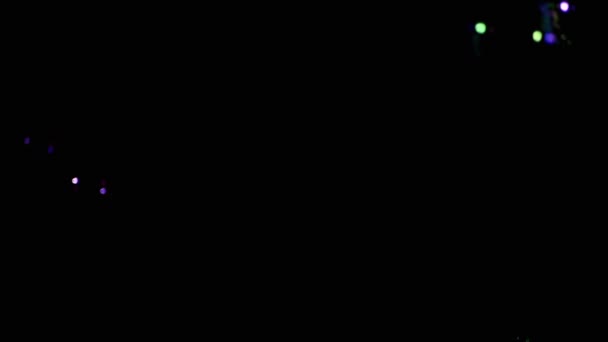 Bunte Seifenblasen Oder Glühbirnen Fliegen Leeren Raum Schwarzen Hintergrund Weihnachtsbeleuchtung — Stockvideo