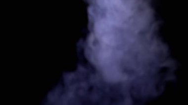 Titreşen Buzlu Duman Bulutu Boşlukta Kara Arkaplanda Çözüldü. Bulanık hareket. Arka plan bulanık. Soyut. Doku. Yumuşak sis, buhar, sıvı nitrojen. Sigara içiyorum. Efekt bokeh. Fener..