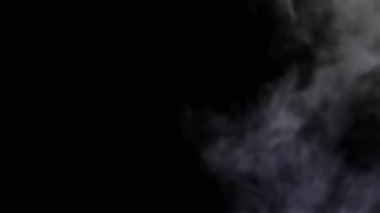 Kalın Duman Beyaz Buz Bulutu Boşlukta Siyah Arkaplanda Çözüldü. Bulanık hareket. Arka plan bulanık. Soyut. Doku. Yumuşak sis, buhar kabarcıkları, sıvı nitrojen. Sigara içiyorum. Efekt bokeh.