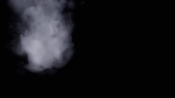 고립된 검은색 배경에 연기의 두꺼운 구름은 공간에서 떨어집니다 사이드 텍스처요 — 비디오