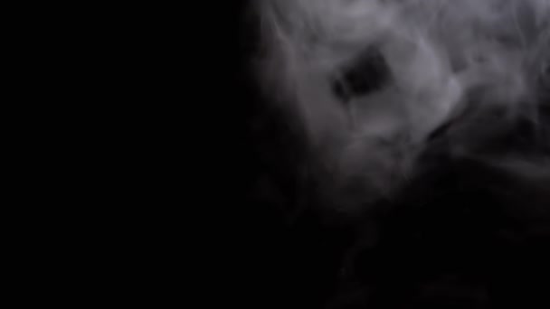 Kalın Beyaz Duman Bulutu Bulanık Siyah Arkaplanda Yüzen Sis Soyut — Stok video