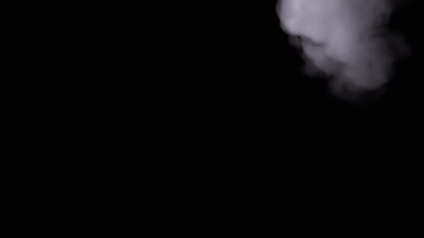Λευκό Σύννεφο Πάγου Πυκνού Καπνού Διαλύεται Μαύρο Φόντο Κενό Χώρο — Αρχείο Βίντεο