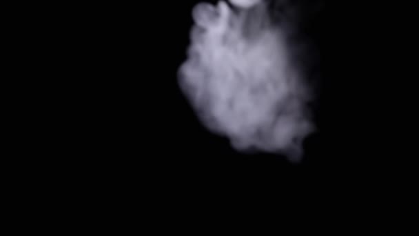 空っぽの宇宙の黒い背景に氷の雲が溶け出しています ブレイクした動き ブレイクされた背景 アブストラクト テクスチャー 柔らかい霧 液体窒素 喫煙する エフェクトボケ ランタン — ストック動画