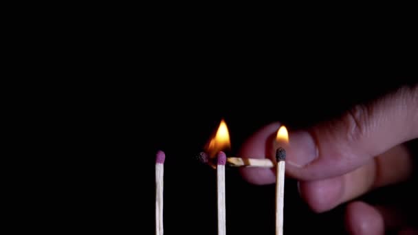 Hand Lights Lot Match Met Behulp Van Een Burning Match — Stockvideo