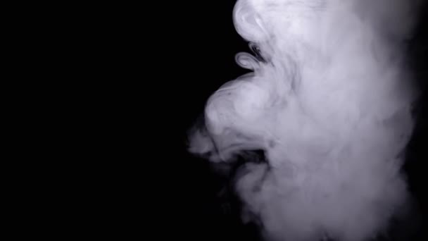 厚い煙の白い氷雲は 空の宇宙の黒い背景に溶け込んでいる ブレイクした動き 抽象的で孤立した テクスチャー 霧が落ちる 蒸気のパフ 液体窒素 タバコについて — ストック動画