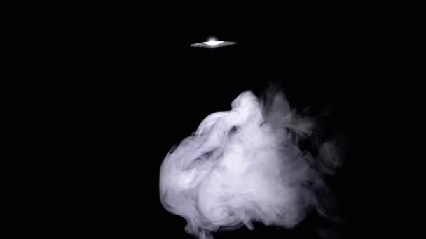 Bir Fenerin Işığı Kara Arkaplanda Bir Duman Bulutunu Aydınlatır Doku — Stok video