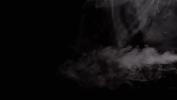 Yumuşak Beyaz Duman Zole Siyah Arkaplanda Esiyor Yüzükler Yan Görüş — Stok video
