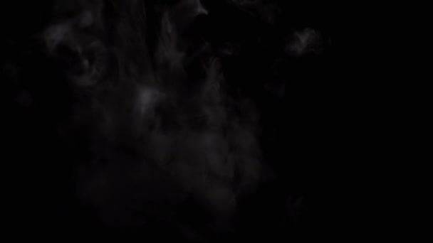 Latające Chmury Grubego Szarego Dymu Odizolowanym Czarnym Tle Pchnięcia Lodowatych — Wideo stockowe