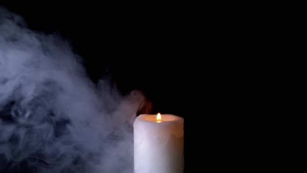 Eine Weiße Wachskerze Brennt Einer Dicken Rauchwolke Auf Schwarzem Hintergrund — Stockvideo