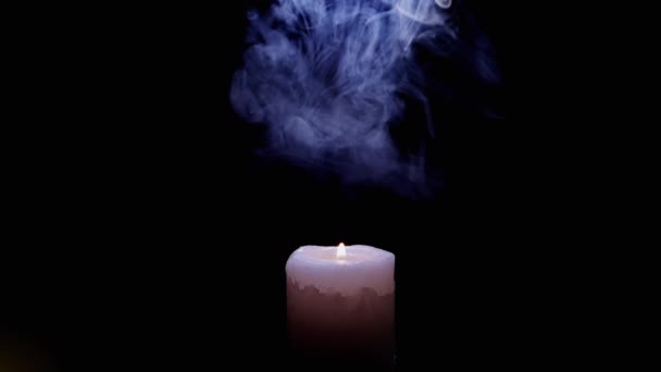 Ένα Λευκό Κερί Που Καίγεται Ένα Σύννεφο Μπλε Καπνού Μαύρο — Αρχείο Βίντεο