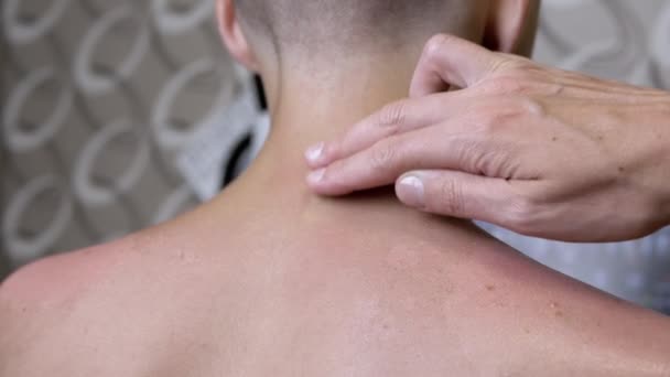 Mãos Uma Massagista Massagem Coluna Cervical Ombros Adolescente Fecha Dentro — Vídeo de Stock
