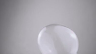 Grup Sabun Baloncukları Boş Alan 'da Gri Bir Arkaplanda İlerliyor. Kapatın. Büyük, küçük şeffaf su küreleri üflüyorlar. Soyut. Bulanık hareket, odaklan. İzole edilmiş. Krom anahtar. Tek renkli olsun. Yavaş çekim.