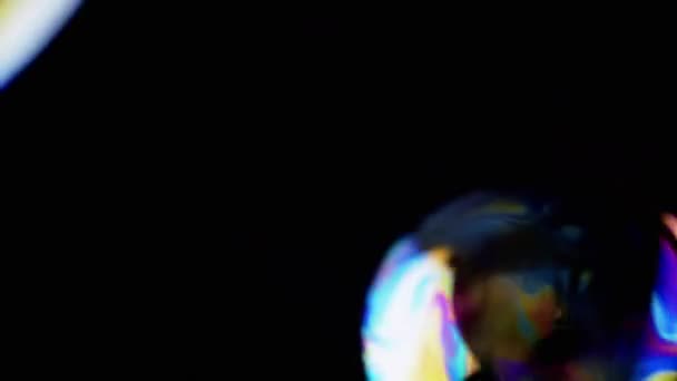 Veel Grote Kleurrijke Zeepbellen Vlieg Een Zwarte Achtergrond Burst Vibrerende — Stockvideo