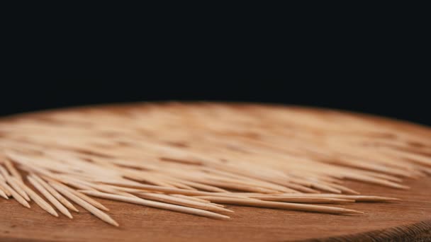 Spousta Scatter Brown Toothpicks Otočit Dřevěném Pozadí Černé Pozadí Textura — Stock video