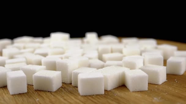 Close Lotes Cubos Açúcar Branco Girar Fundo Madeira Superfície Marrom — Vídeo de Stock