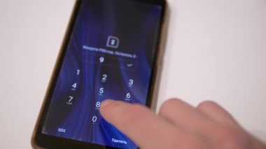 Kapat, Kadın Dijital PIN kodunu Smartphone Screen to Unlock Phone 'a giriyor. Seçici odaklanma. Giriş başarılı oldu. Telefon kilitli. Güvenlik şifresi cep telefonu ekranında etkinleştirildi. Parmak..