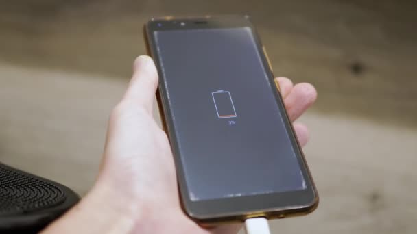 Girl Hold Smartphone Hands Ekranda Düşük Batarya Şarjını Gösteriyor Kapatın — Stok video