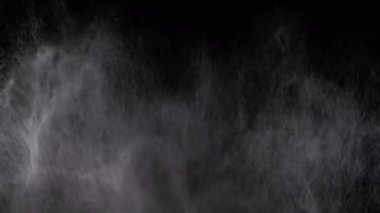 Buz Damlaları 'nın Patlayan Akıntısı, Kara Arkaplanda Boşlukta Toz. Spreyle. Soyut. Doku. Toz, toz ve sudan oluşan dinamik parçacıkların parlaması. Döndür, döndür. Bulanık hareket. Kozmos.