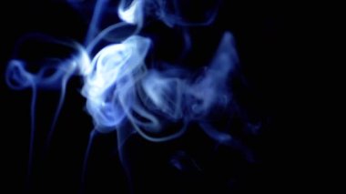 Mavi Bukleli İnce Duman Yüksel, Boşluğu Doldur. Kara Arkaplan. Tütsü çubukları. Sis. Soyut şekiller. Sis, buhar. Doku. Bulutlar. Duman girdabı. Akan duman. Neon ışığı. Bulanık hareket.