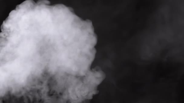 空の宇宙で蒸気のデンス氷の雲を移動する水滴の爆発 テクスチャー アブストラクト フラッシュ ストリーム煙 蒸気の渦 ヒット 氷の水 蒸気の粒子を爆発する ブラーレッドモーション — ストック動画