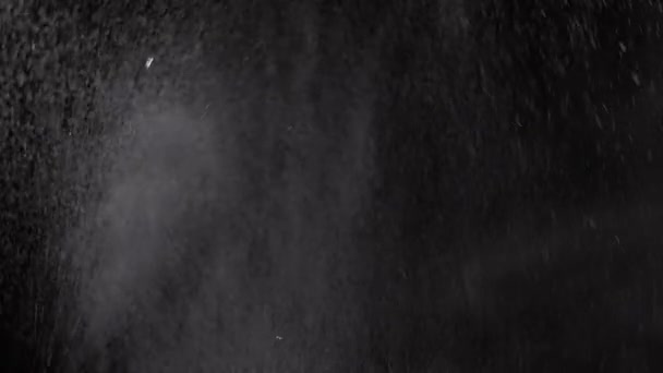 Exploderende Stroom Ijswaterdruppels Stof Lege Ruimte Een Zwarte Achtergrond Sproeien — Stockvideo
