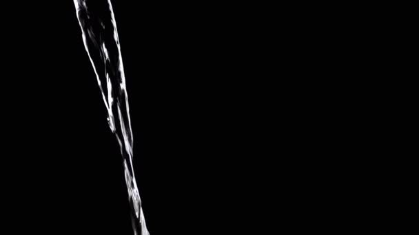 Transparenter Strömungskanal Aus Sauberem Wasser Der Auf Isoliertem Schwarzen Hintergrund — Stockvideo