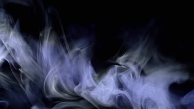 Kalın Mavi Duman Bulutları Boş Kara Arkaplan 'daki Neon Işıkları' nda ilerler. Yoğun siste Icy Blue Buharı Girdabı. Doku. Soyut. Dön. Bulanık hareket. Sigara içiyorum. - Sigara. Dalgalar.