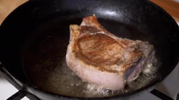 Primer Plano Jugoso Dos Pedazos Carne Cerdo Hueso Una Sartén — Vídeos de Stock