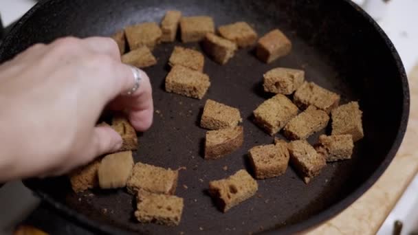 Příprava Drobečků Žitného Černého Chleba Pánvi Domácí Kuchyni Zavřít Ruka — Stock video