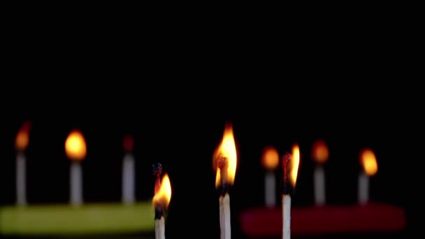 Три Горящих Спички Ярким Пламенем Черном Фоне Пустом Пространстве Темная — стоковое видео