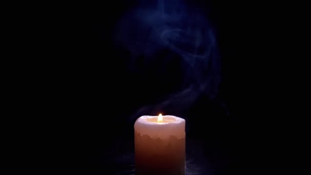Una Candela Cera Bianca Che Brucia Una Nuvola Fumo Blu — Video Stock