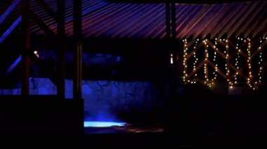 Otelin Spa Terasında, Neon Lights 'lı Boş Lüks Açık Hava Jakuzisi. Yüzme havuzu ya da kaplıcalardan gelen sıcak suyla jakuzi. Yanıp sönen mavi ışıklar. Su buharlaşması. Sağlık tatili.