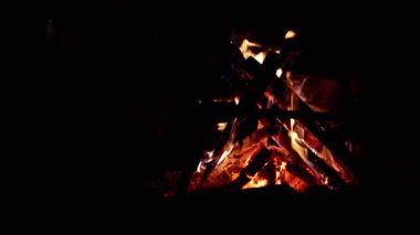 Kara Arkaplanda Gece Ormanı 'nda Ölüm Kampı Ateşi. Açık havada şenlik ateşi. İzole edilmiş. Ateşin sönen alevlerinde yanan kırmızı kömürlerle yanan odunlar. Ağır çekim. Ateş açın. Uzayı kopyala Kamp..