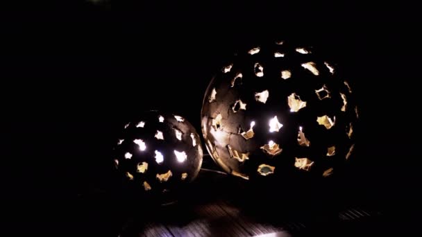 Duas Lanternas Decorativas Livre Iluminam Pátio Noite Luzes Redondas Estacionárias — Vídeo de Stock
