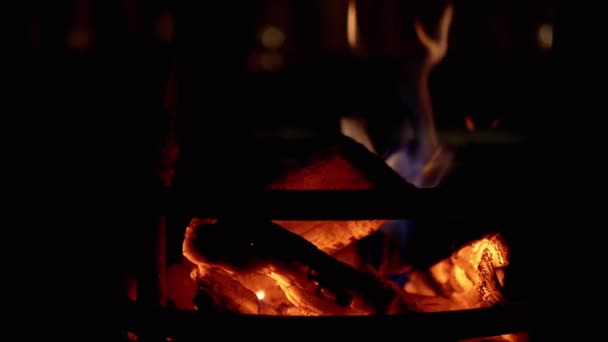 ブラックバックグラウンドの暗闇の暖炉で燃える炎 ホームインテリア テクスチャー クローズアップ ホットレッドスモールダンガー 燃える木の暖炉 暖かいライト 誰もいない リラックスした雰囲気 イブニング — ストック動画