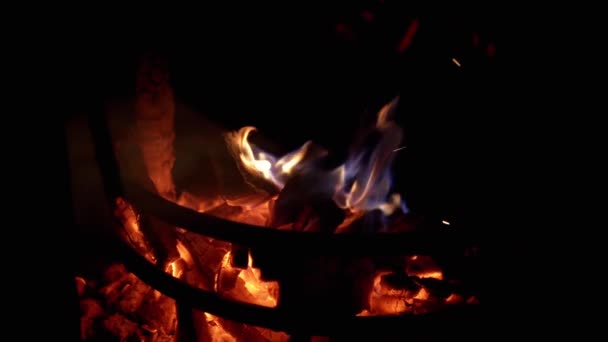 ブラックバックグラウンドの暗闇の暖炉で燃える炎 ホームインテリア テクスチャー クローズアップ ホットレッドスモールダンガー 燃える木の暖炉 暖かいライト 誰もいない リラックスした雰囲気 イブニング — ストック動画